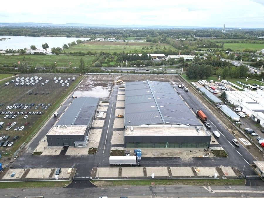 Megépült az ország legnagyobb e-mobilitási központja