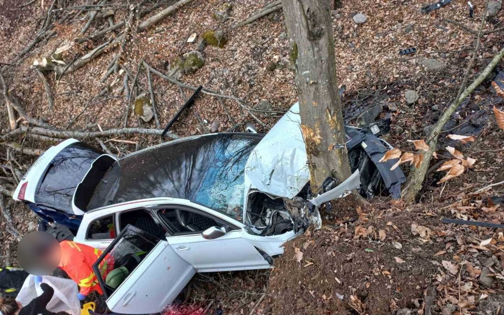 Árokba hajtott egy autó Visegrád közelében szombaton