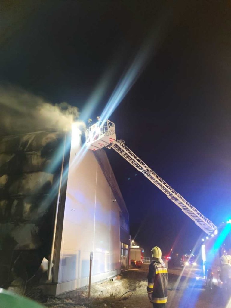 Raklapon lévő eszközök kaptak lángra Szentendrén