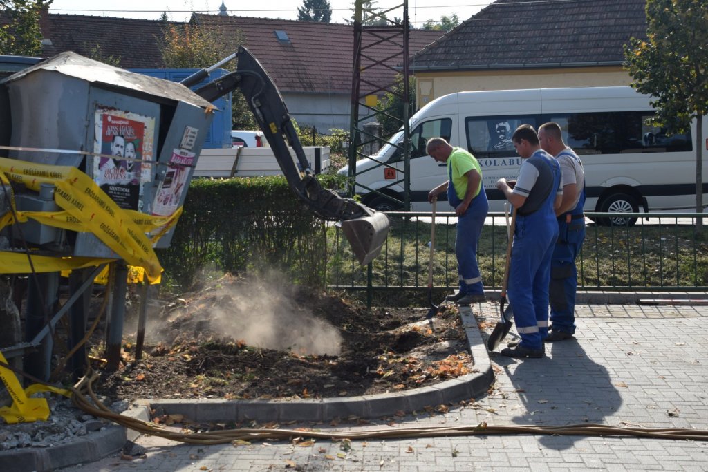 Cserélik a balesetben megrongálódott trafót és villanyoszlopot