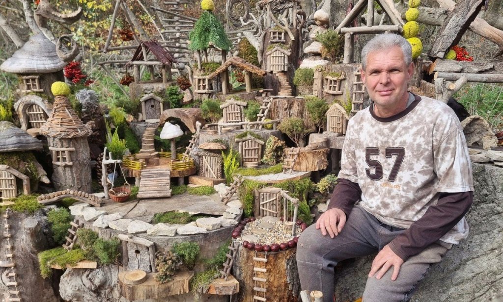 Az árvíz miatt újra kellett építeni Manófalvát, a madarak és mókusok városát