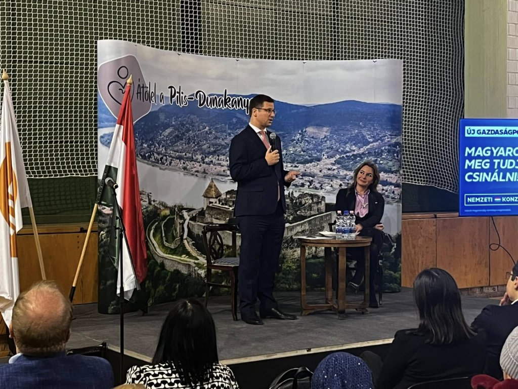 Gulyás Gergely a TV Szentendre stábjának nyilatkozott: az országjárás következő állomása Szentendrén