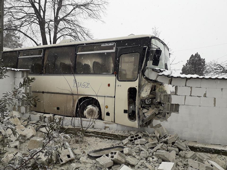 Családiház kerítésébe csapódott egy busz Szentendrén!