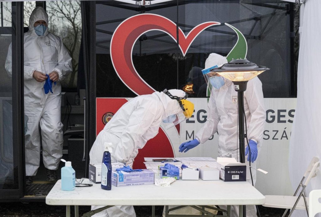 COVID-SZŰRÉS -  LEZÁRJÁK A PAPRIKABÍRÓ UTCAI PARKOLÓT