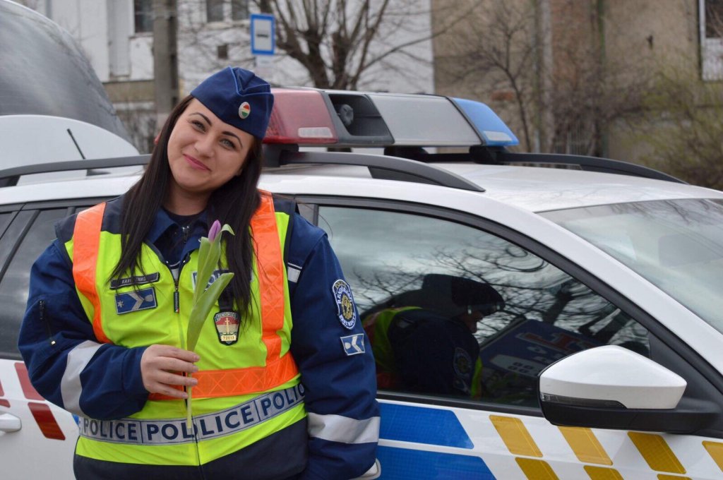 Nőnapot köszöntöttek a szentendrei rendőrök!