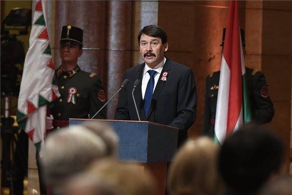 Nemzeti ünnepünk, március 15-e alkalmából állami kitüntetéseket adtak át több szentendrei művésznek is.