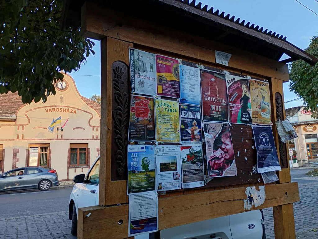 Rongálások a városi hirdetőtáblákon – kárt szenvedett a művelődési ház is