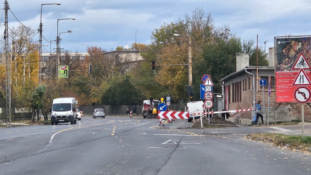 Egyeztetés a 11-es út forgalmi helyzetéről – hamarosan megkezdődik a csapadékcsatorna építése