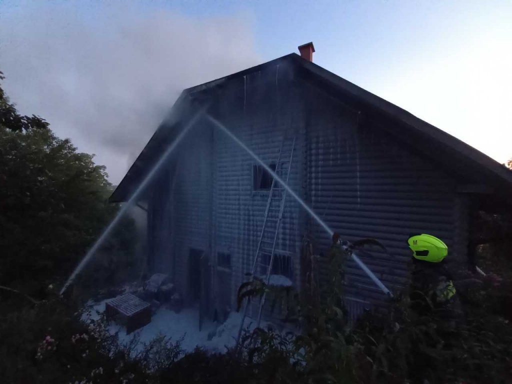 A szentendrei hivatásos tűzoltók két szintes égő épület oltásában segítettek