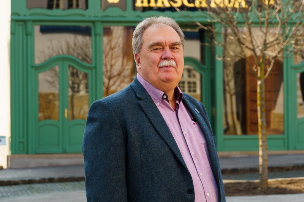 Dr. Cseri Miklós Magyar Érdemrend parancsnoki kereszt kitüntetést vehetett át