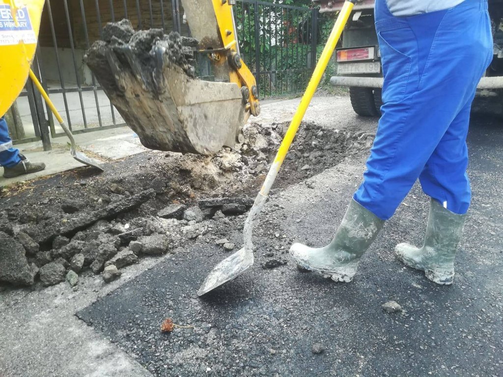 Csőtörés a József Attila utcában