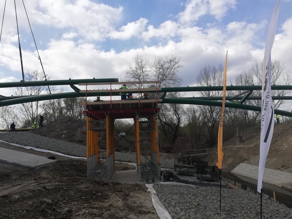 Épül az új kerékpáros híd a Dera-patak felett