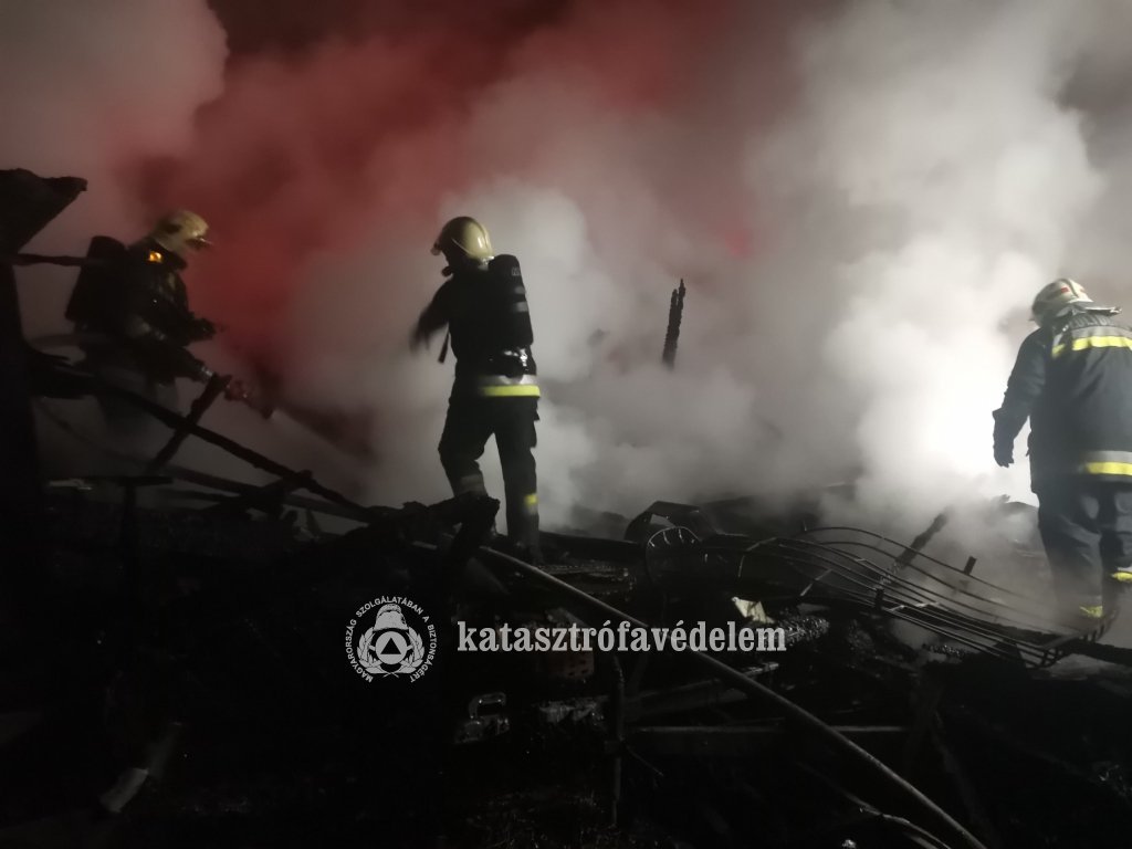  Két lakókocsi és egy faház égett Pomázon