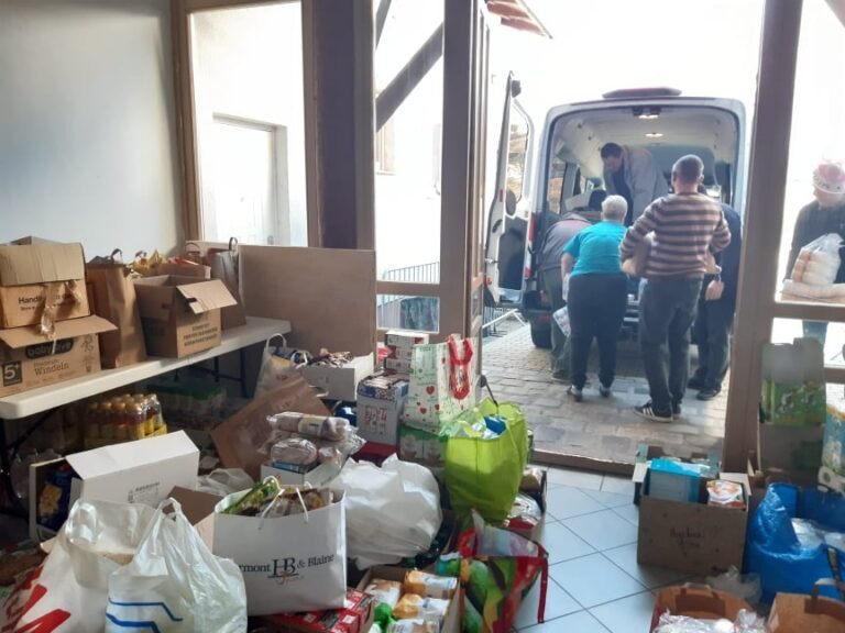 Kedd délután elindult az eslő adományokat szállító autó a Faluházból