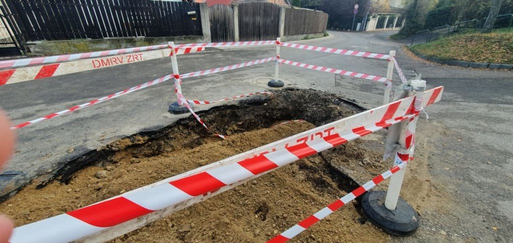 Nagy gödör van az utak találkozásánál