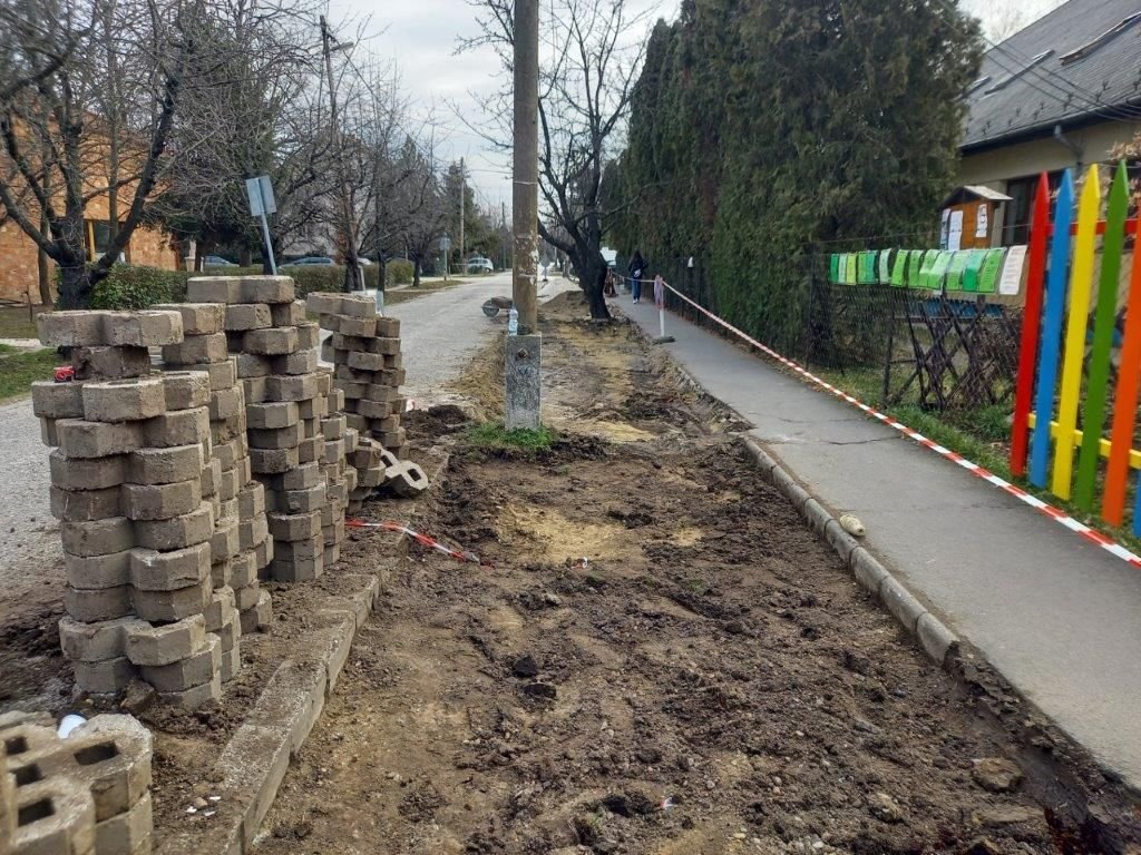 Tisztítják az árkokat a Martinovics utcában