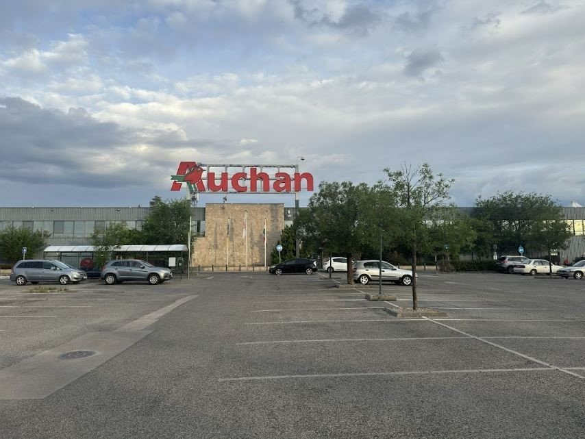 Vigyázat csaló! – A parkoló autó alá feküdt valaki a budakalászi Auchan parkolójában 