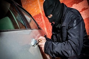 Lopott Toyotákat bontottak egy budakalászi családi háznál