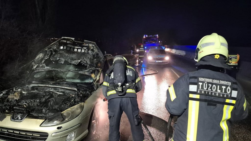 Égett egy autó a 11-es főúton kedden 