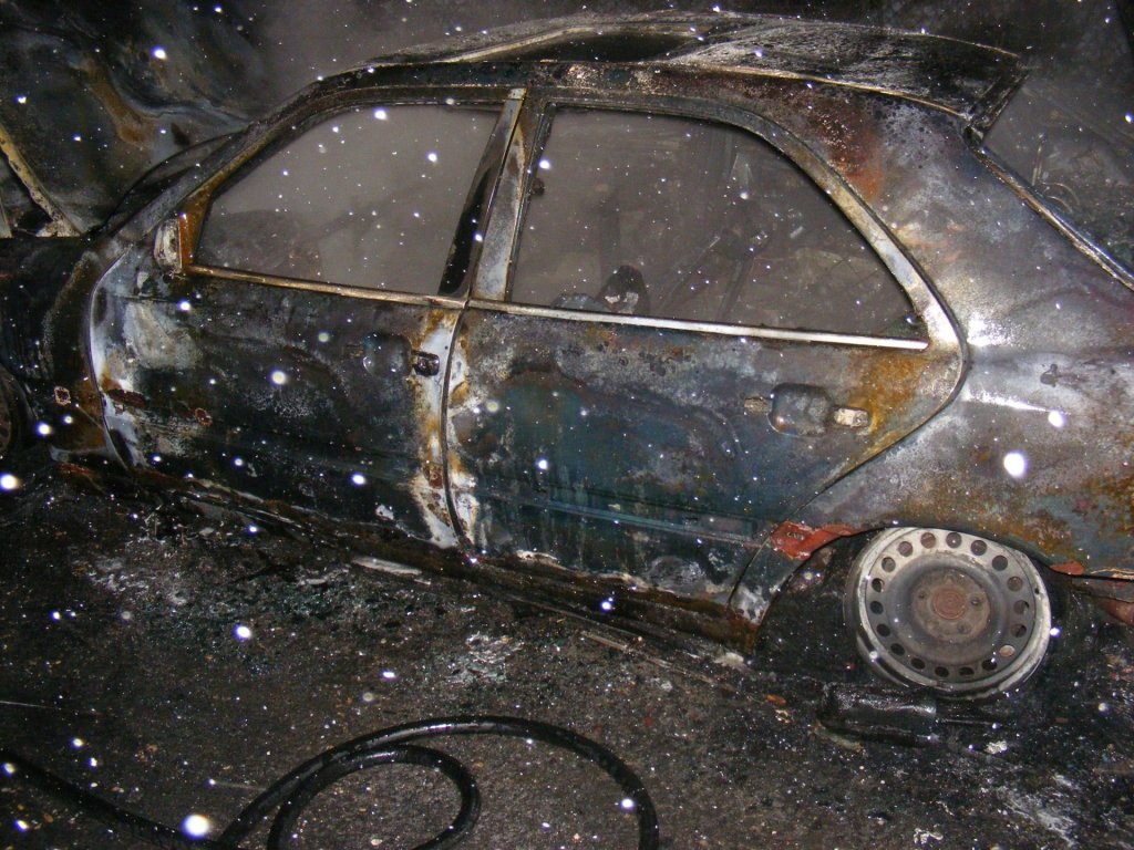 Kigyulladt egy autó vasárnap hajnalban