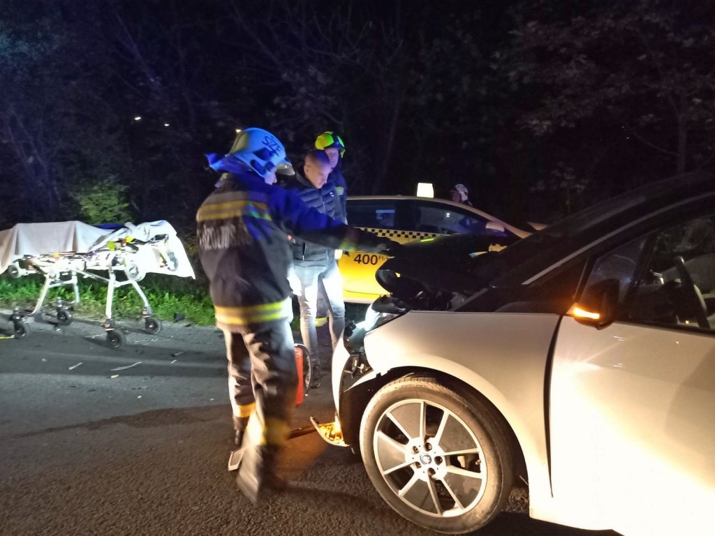 Személygépkocsik ütköztek Szentendrén