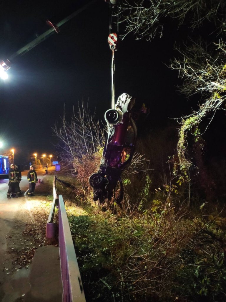 Árokba csapódott egy személygépkocsi csütörtökön éjjel Pomázon