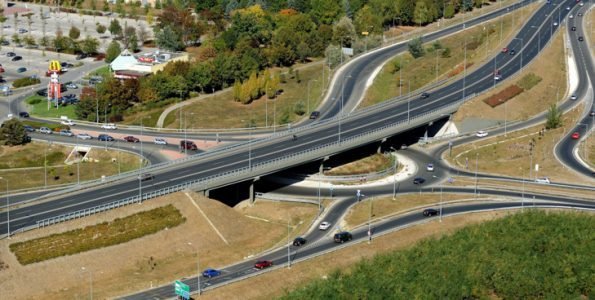 Közlekedési lámpának hajtott egy autó Budakalásznál