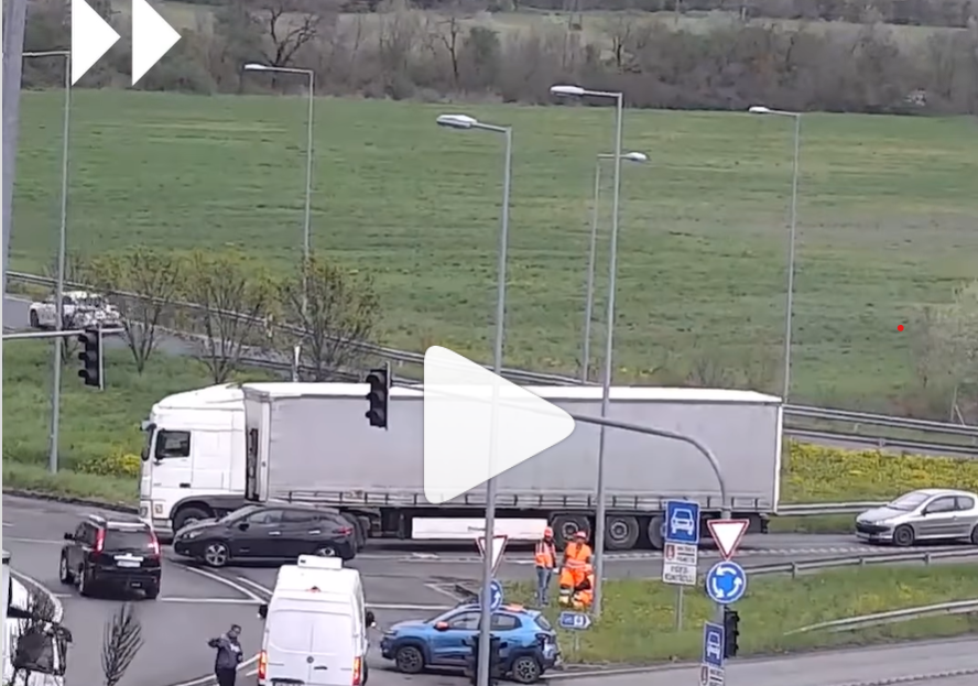 Egymás után két baleset történt a budakalászi turbókörforgalomnál