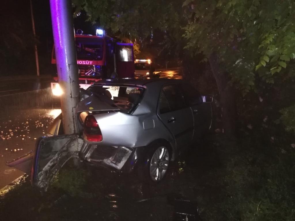 Villanyoszlopnak ütközött egy személygépkocsi Szentendrén 