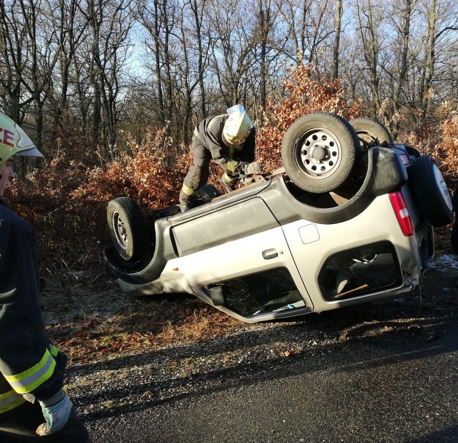 Bozótosba hajtott majd felborult egy autó a Sztaravodai úton