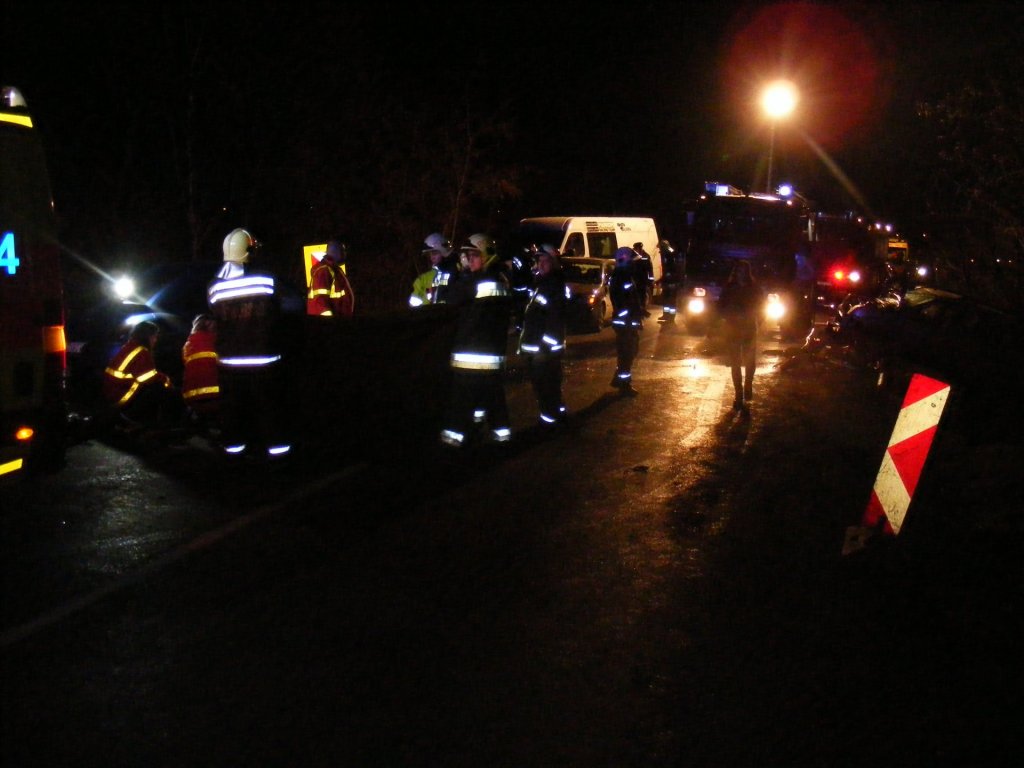 Halálos baleset – Három autó ütközött össze, kettő az árokba csapódott tegnap délután