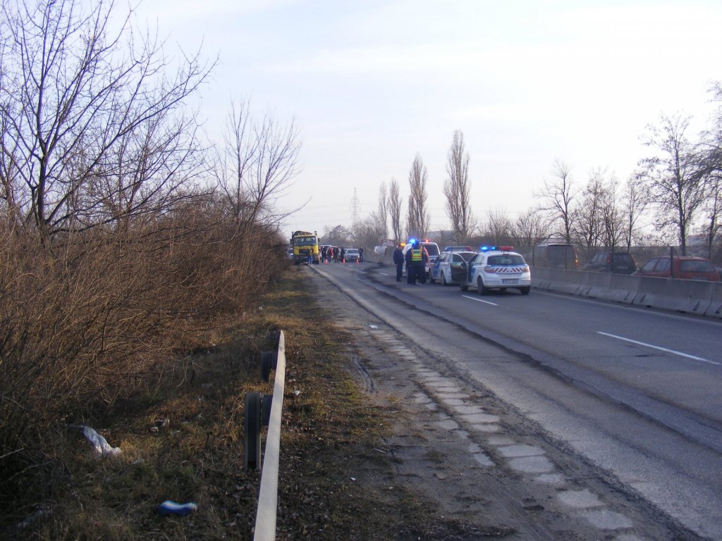 Autó és kontérnerszállító ütközött össze tegnap a 11-es főúton