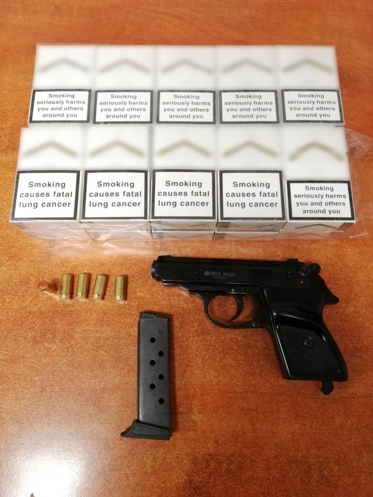 Gáz-riasztó fegyvert és cigarettát találtak a szentendrei rendőrök egy autóban