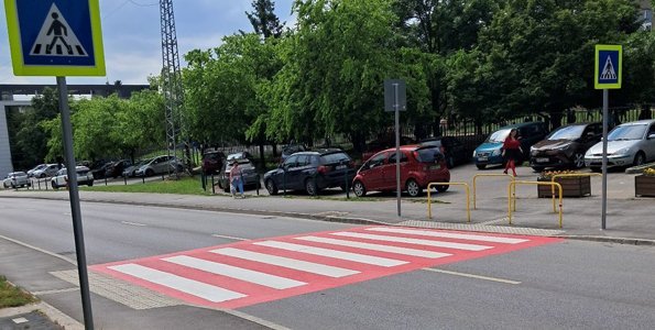 A Barcsay Jenő Általános Iskola előtti gyalogátkelőhely új, piros keretes felfestést kapott 
