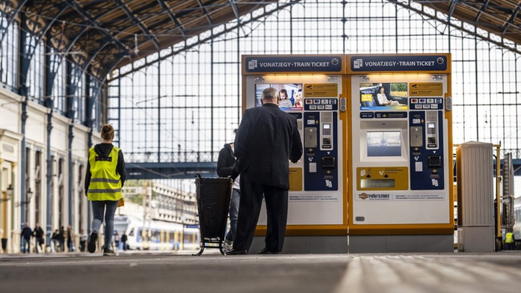 MÁV-Volán-csoport: érdemes már az ünnep előtt megvenni a jegyeket, változik a menetrend