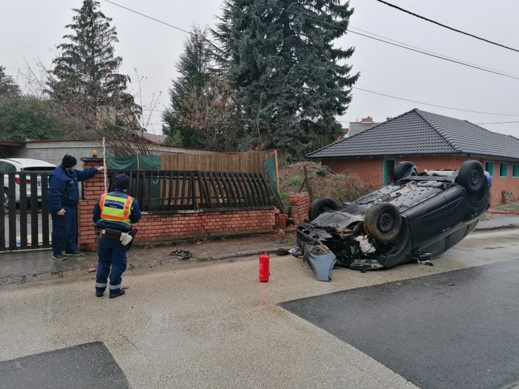Felborult egy autó Szentendrén