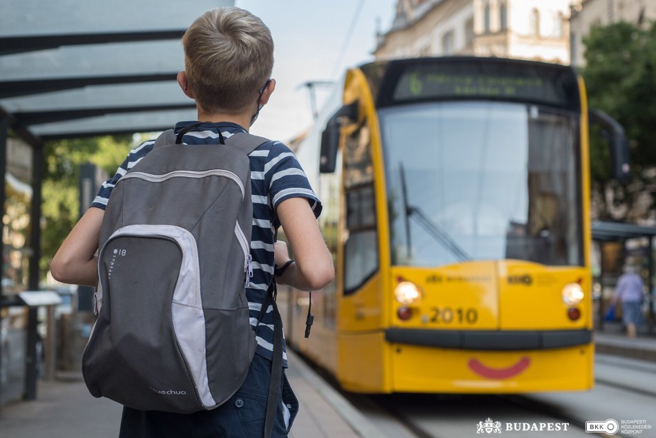 Április végéig ingyen utazhatnak az alsósok a BKK járatain