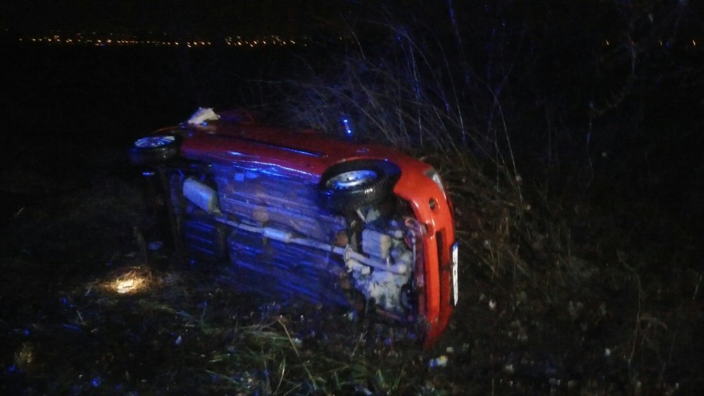 Oldalára borult egy személygépkocsi Szentendre közelében