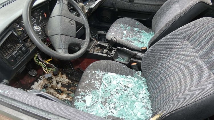 Elloptak egy autót a ház elől Csobánkán