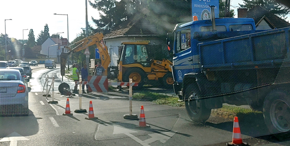 DMRV: Csőtörés a 11-es főúton