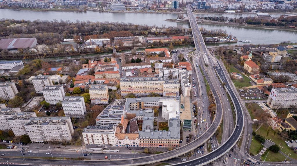 Keddtől módosul a forgalmi rend a Flórián térnél – fontos változások a Tavasz utca környékén