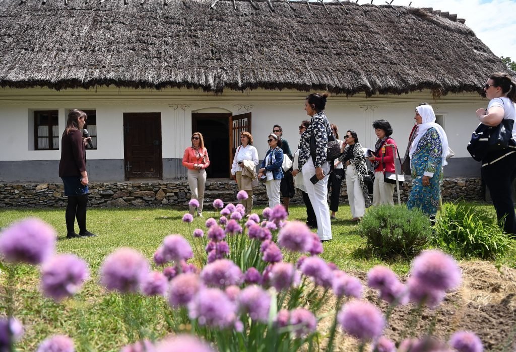 Nagykövetek házastársait látta vendégül a Skanzenben Herczegh Anita