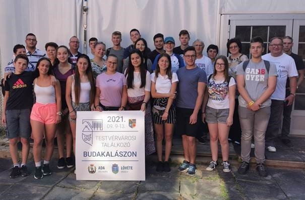 Megérkeztek az adai és lövétei fiatalok Budakalászra
