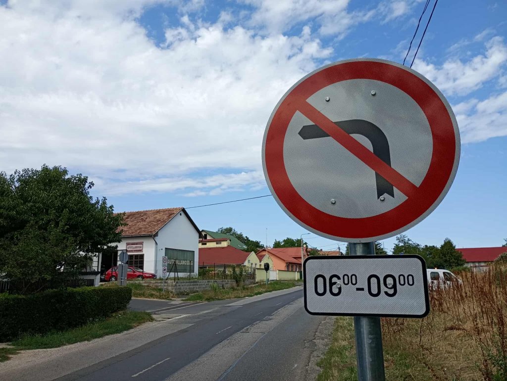 Hétfőtől változik a forgalmi rend a Domb utca – Pomázi út kereszteződésében