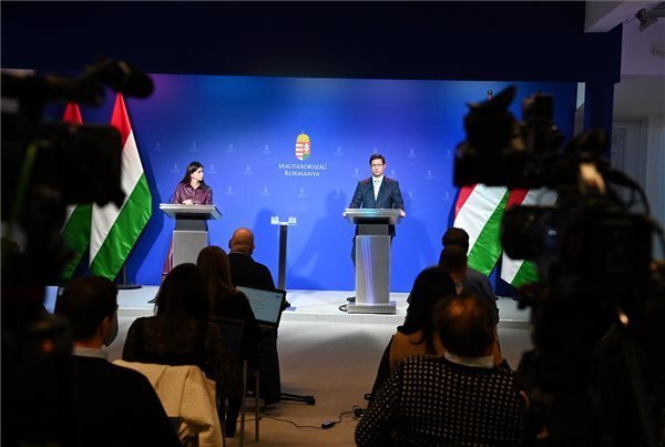 Koronavírus - Gulyás: szombattól zárt terekben kötelező a maszk