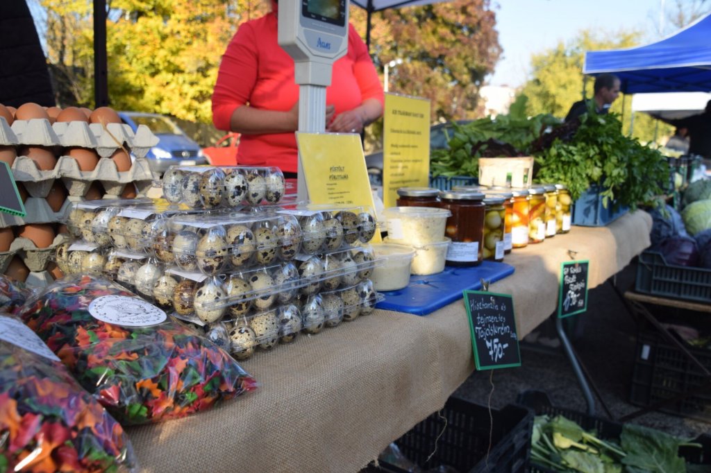 Mentáskert nyáron is – friss termelői piac Budakalászon