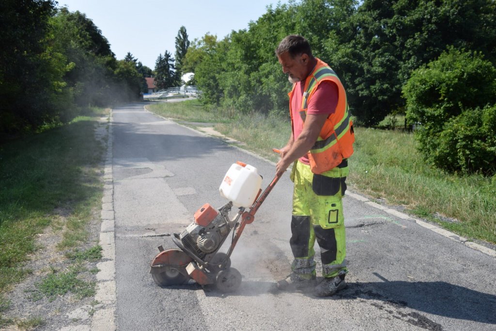 Városszerte javítják az úthibákat Budakalászon