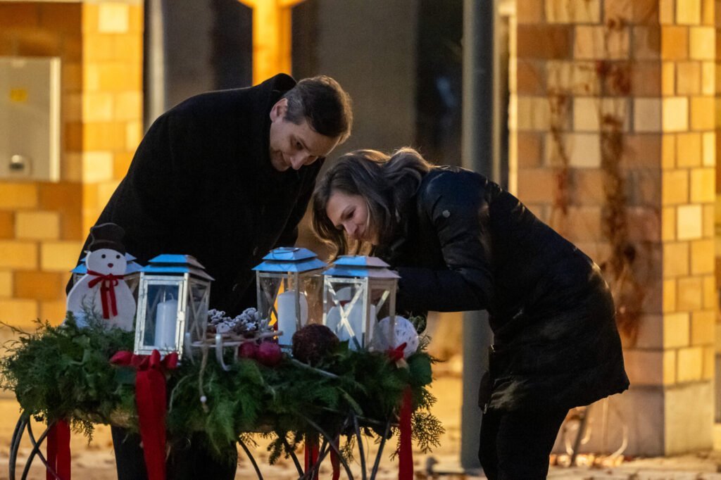 Lángra lobbant az első adventi gyertya