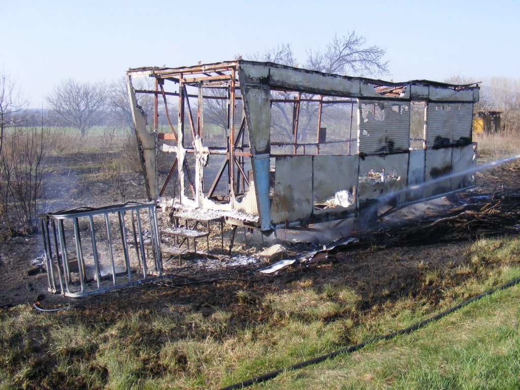 Lakókocsi égett vasárnap Pócsmegyeren!