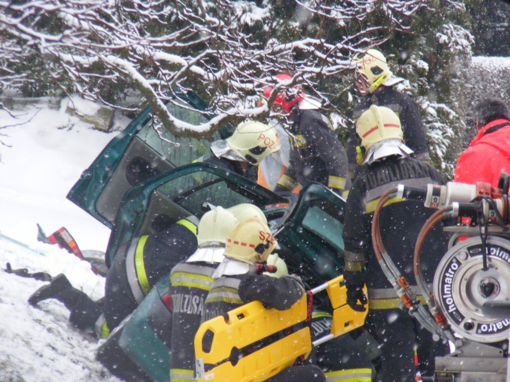 Árokba csúszott és az oldalára borult egy személyautó  